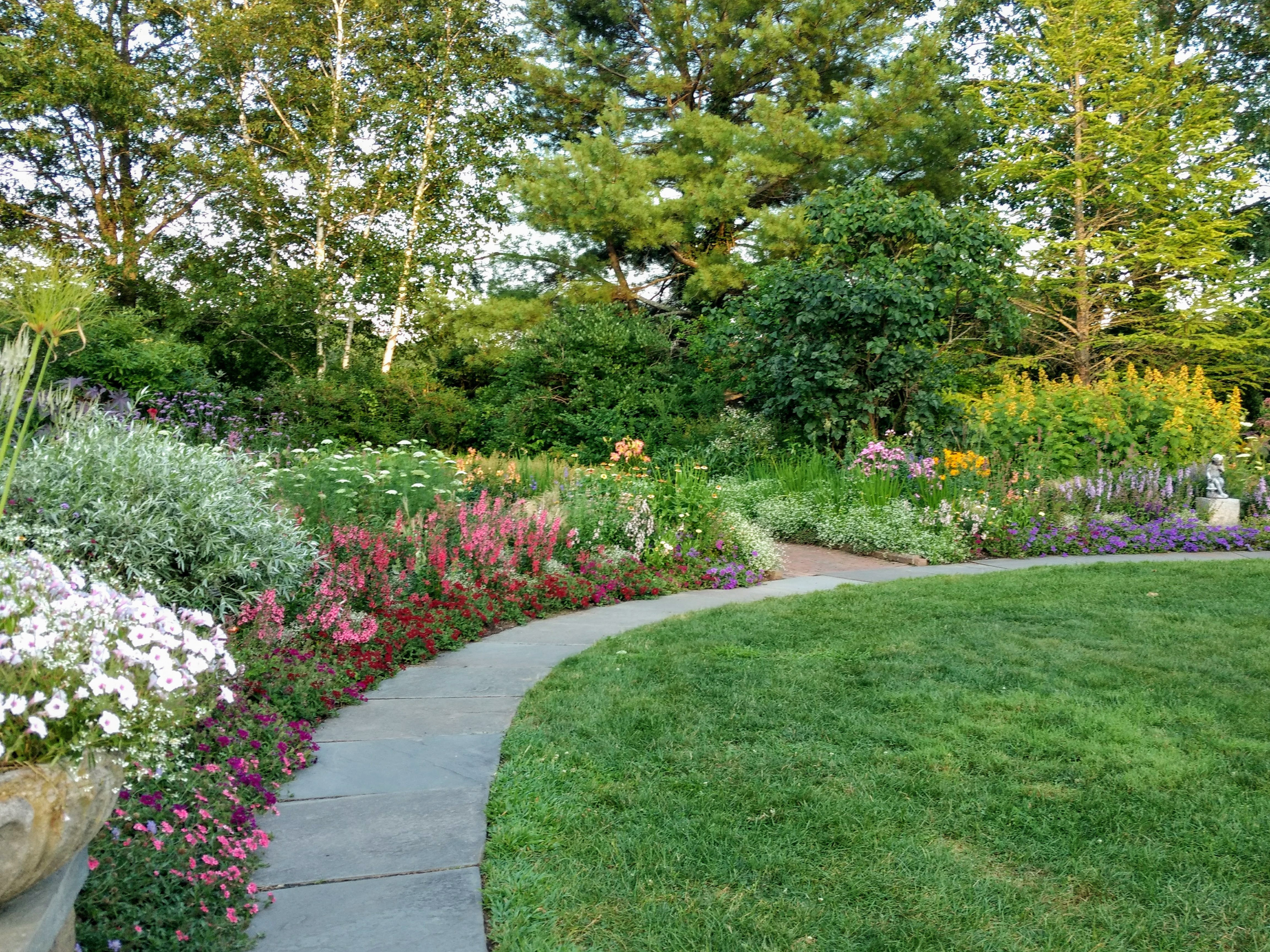 Благоустройство участка частного дома в Анапе и Краснодарском крае